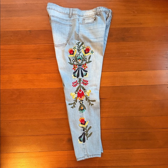 Floral Embroidered Skinny Jeans - Light Blue - Picture 4 of 4